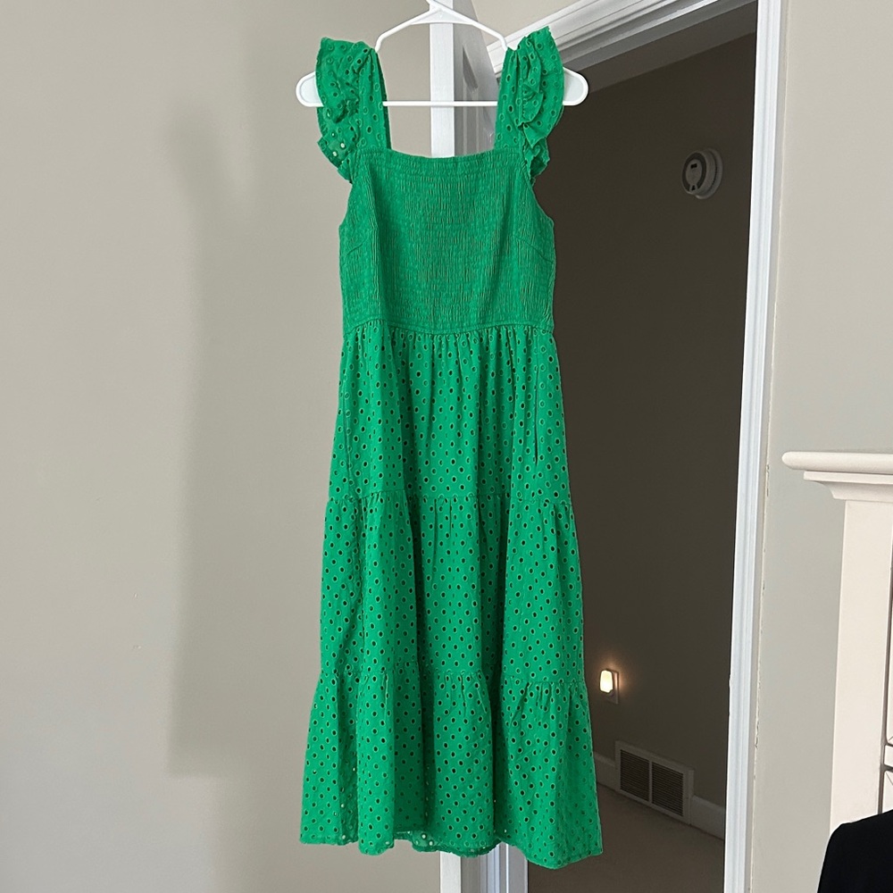 Chic Green Eyelet Midi Dress with Ruffled Sleeves